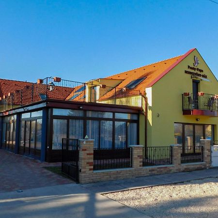 Ponty-Papa Rendezvenyhaz Aparthotel Dávod Eksteriør bilde